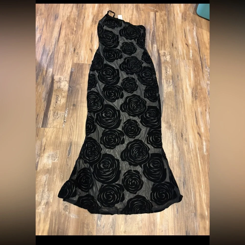 Commense Black Velvet Rose Detailed One Shoulder Maxi Dress - Picture 2 of 5